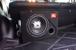 每輛車上音響不可或缺的靈魂–「重低音」