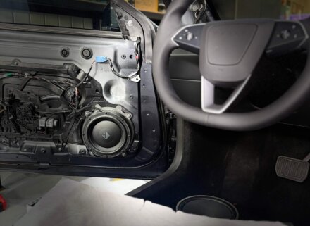 Tesla Model 3 升級全車音響